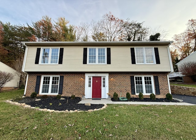 view of front of house featuring a front lawn