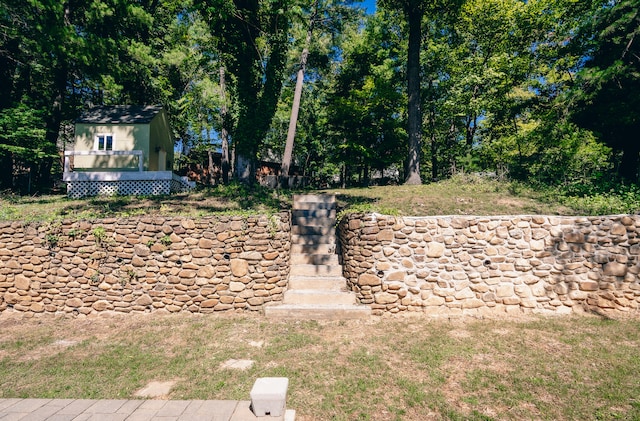 view of yard with an outbuilding