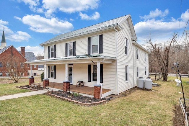 view of front of property featuring a front yard and a porch