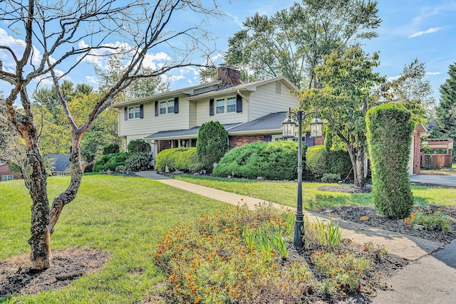 view of front of property featuring a front lawn