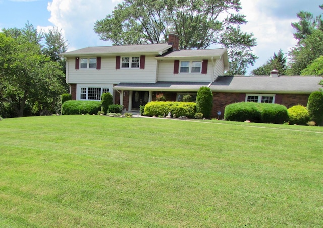 view of front facade featuring a front lawn