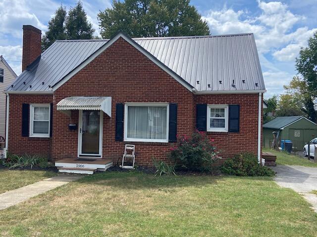 view of front facade featuring a front yard