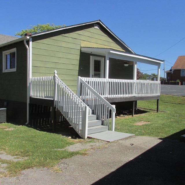 view of front of property with covered porch and a front lawn