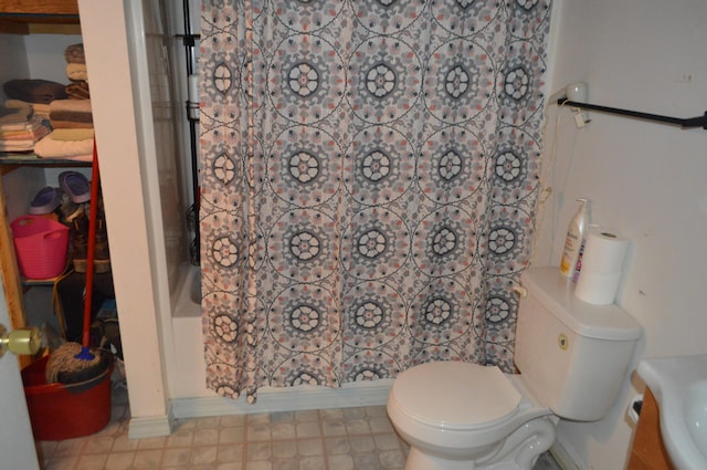 bathroom with toilet and shower / tub combo with curtain