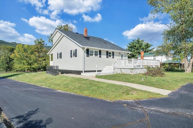 view of front of property with a front yard