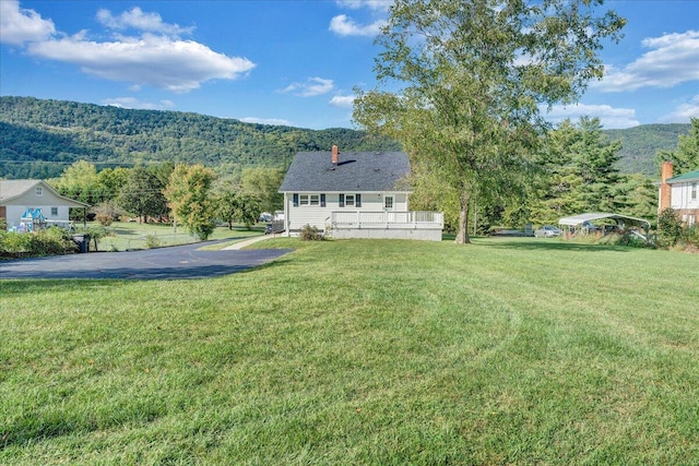 view of yard with a mountain view