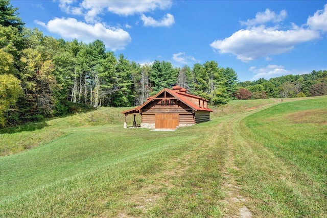 view of yard featuring an outbuilding