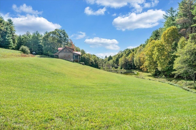 view of yard featuring a rural view