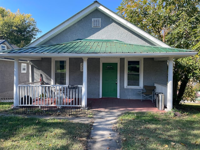 view of front of property featuring a front yard and a porch