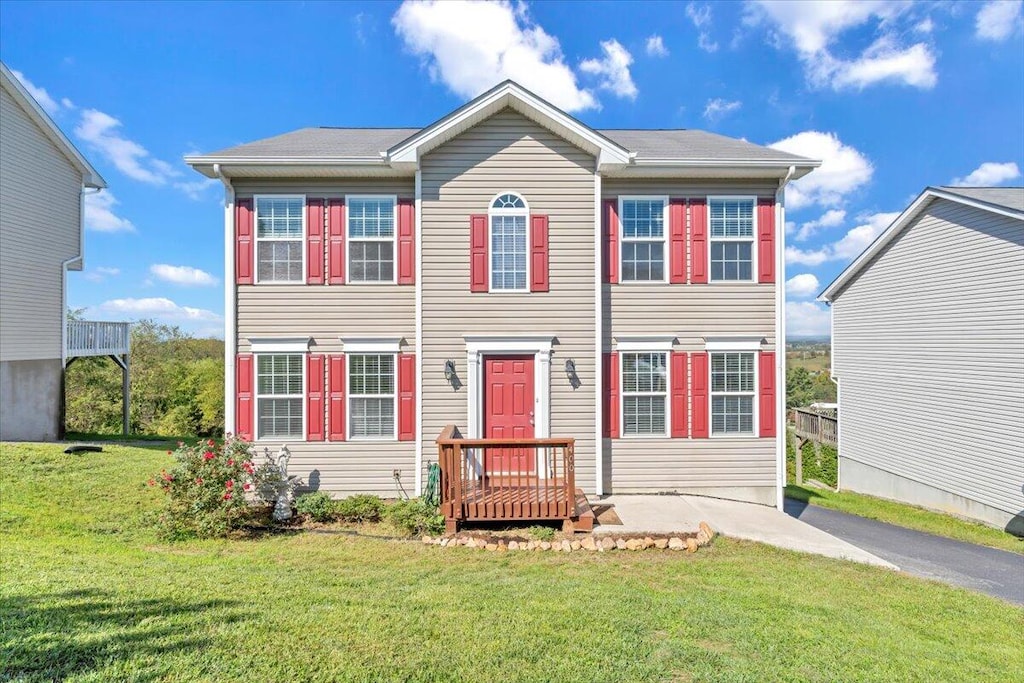 view of front facade featuring a front yard