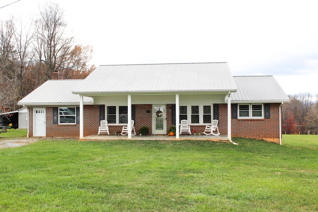 view of front facade featuring a front yard, a garage, and covered porch