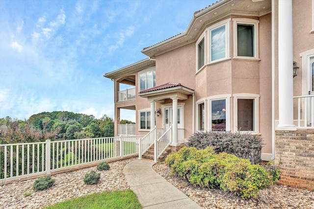 view of front of house with a balcony