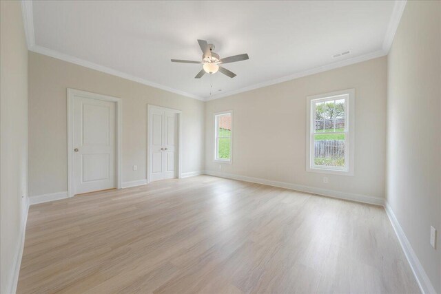 bedroom featuring ornamental molding, light hardwood / wood-style floors, and ceiling fan