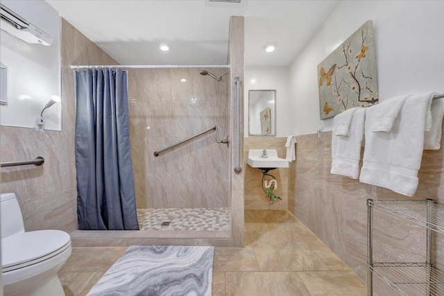 bathroom featuring tile walls, a shower with curtain, a wall mounted air conditioner, and toilet