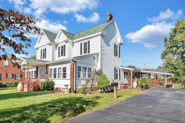 view of front of home featuring a front lawn and a carport