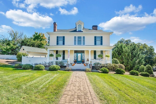 view of front facade featuring a porch and a front lawn