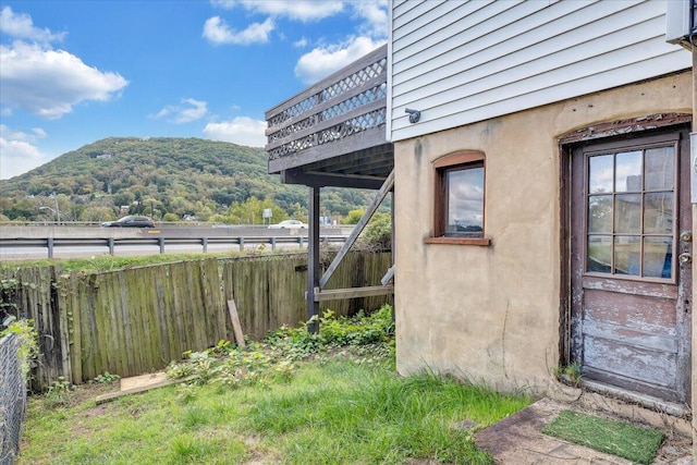 view of yard featuring a mountain view