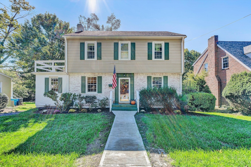 view of front of house featuring a front lawn