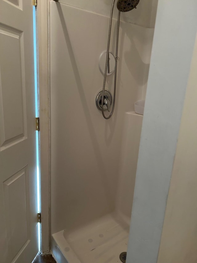 bathroom featuring a shower