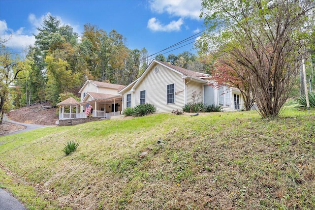 view of front of property featuring a porch and a front yard