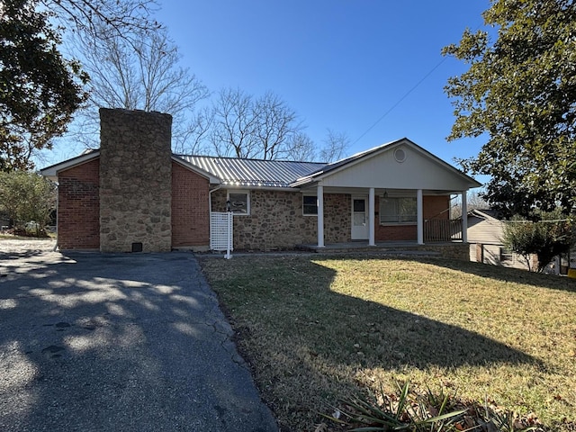 view of front of house with covered porch and a front yard