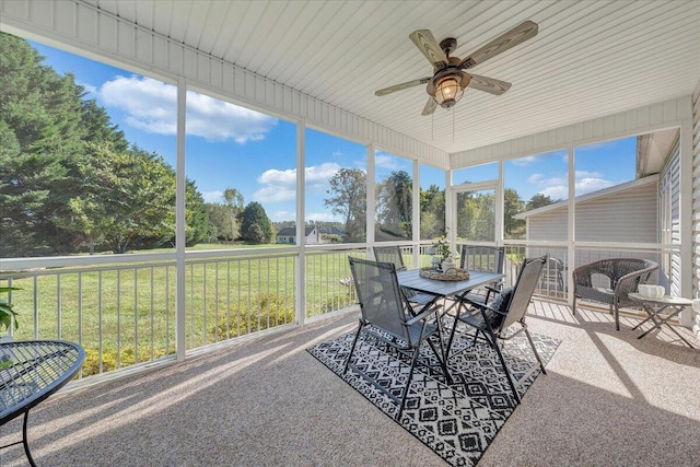 sunroom with ceiling fan