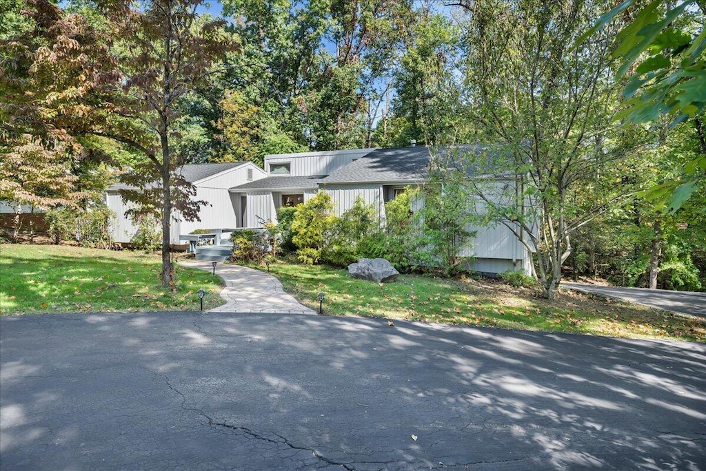 view of front of property with a front yard