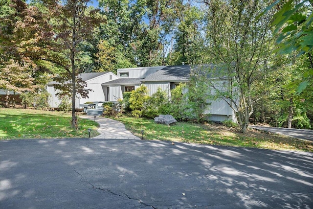 view of front of property with a front yard