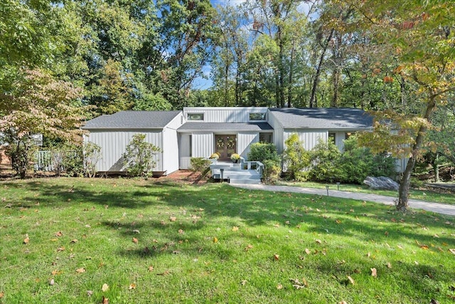 view of front facade featuring a front lawn