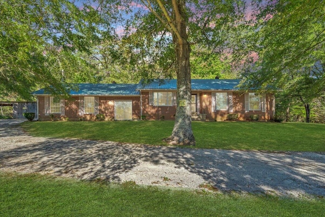 single story home featuring a front lawn