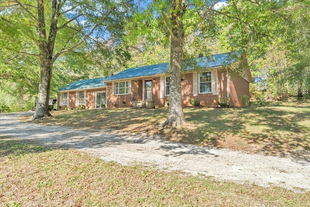 ranch-style house featuring a front lawn