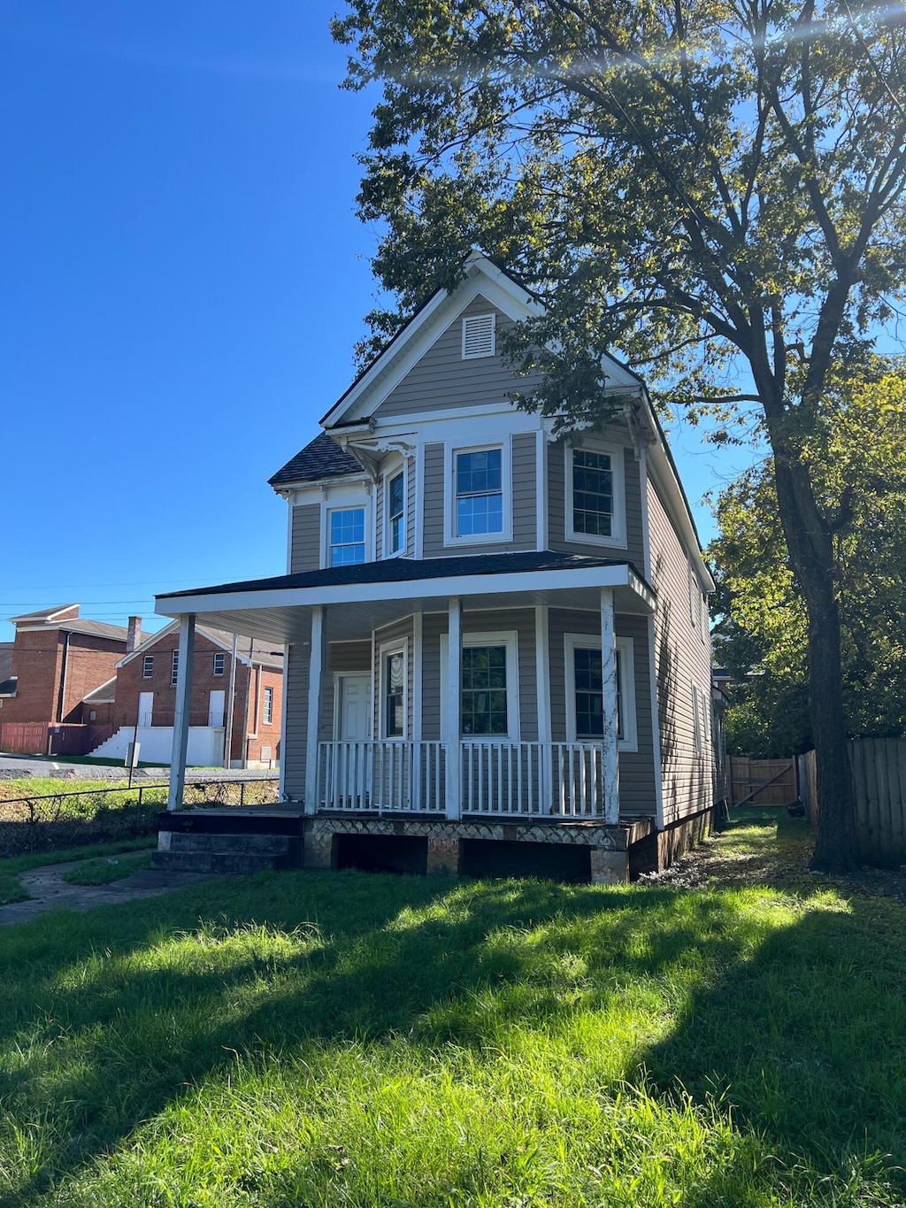 view of front of home featuring a porch and a front yard