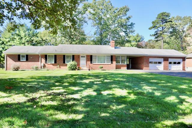 single story home with a front lawn