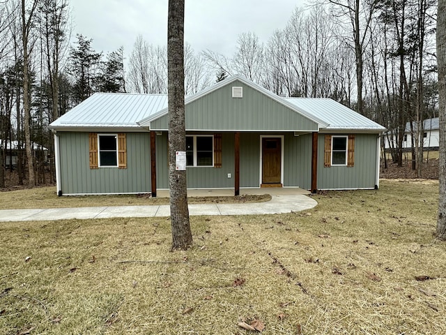 single story home featuring a porch and a front yard