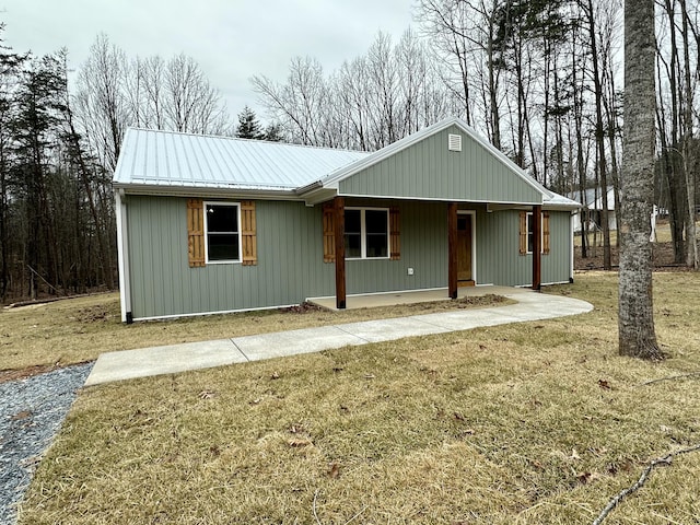 ranch-style home featuring a front yard and covered porch