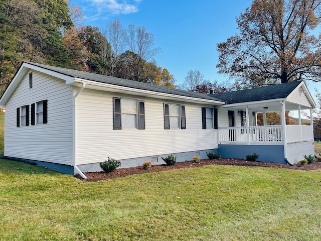 view of front of home featuring a front lawn and covered porch