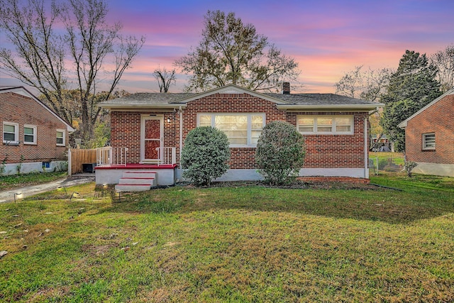 view of front of property featuring a yard