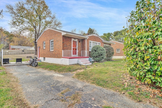 view of front of home featuring a front lawn