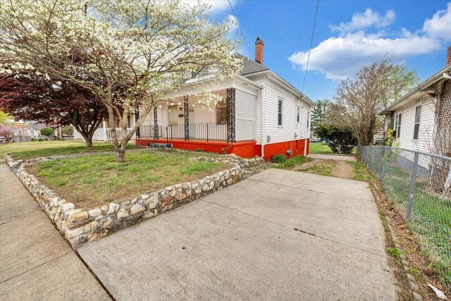 1132 Montrose Ave SE, Roanoke, VA 24013 - view of front facade with a porch and a chimney
