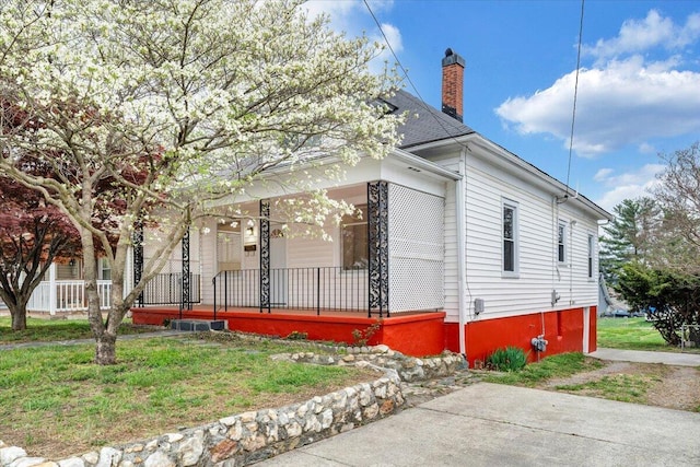 1132 Montrose Ave SE, Roanoke, VA 24013 - view of front of home featuring a porch, a chimney, and a front yard