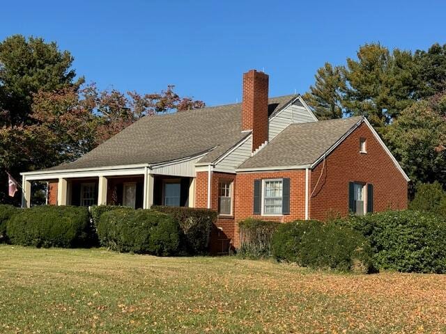 view of front facade featuring a front lawn