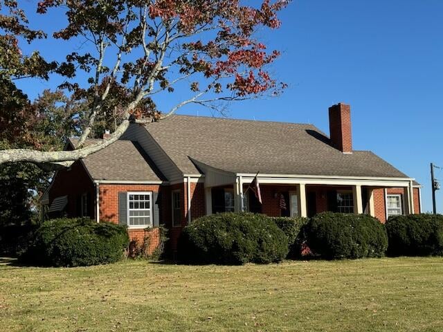 view of front of house with a front lawn