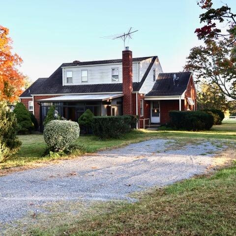 view of front of house featuring a front lawn