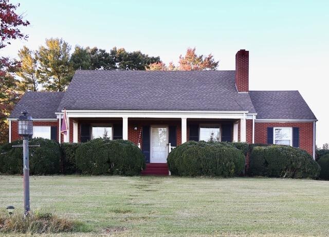 view of front of property featuring a front yard