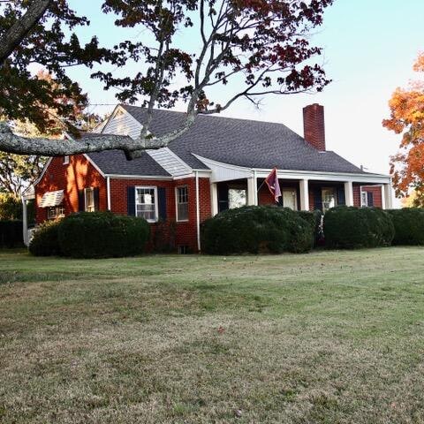 single story home featuring a front yard