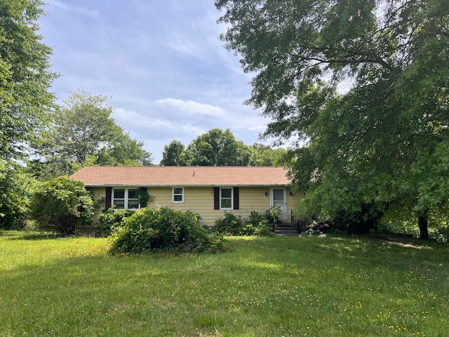 single story home with a front lawn