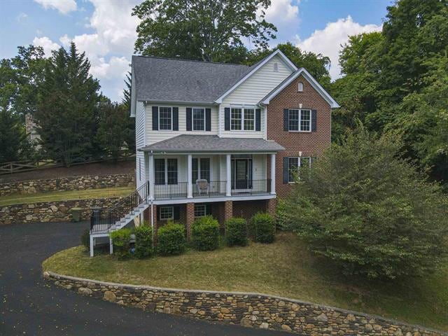 view of front of property featuring a front yard and a porch