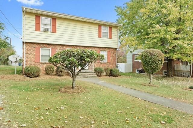 view of front of property featuring a front yard