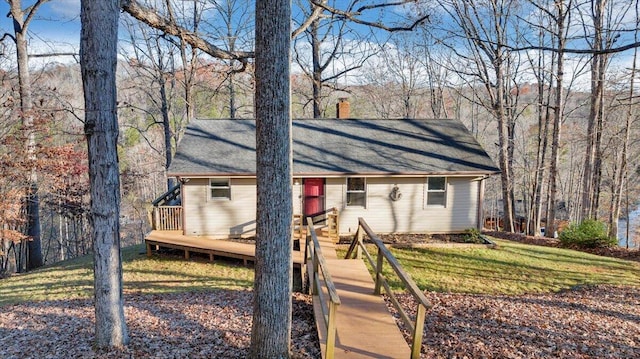 view of front of property featuring a wooden deck and a front lawn