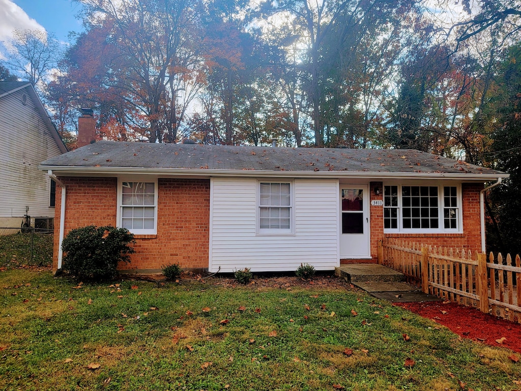 view of front of property featuring a front lawn